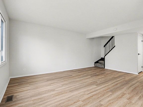 3rd image of 1895 Hickory Ln