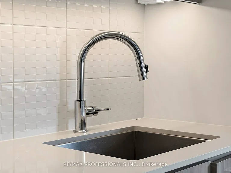90 Niagara St #311 — Photo 12