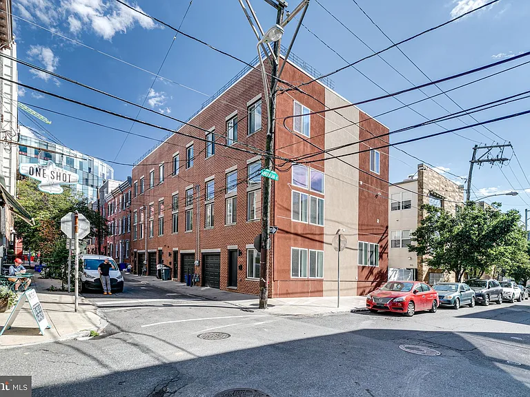 220 W George St #224 — Photo 3
