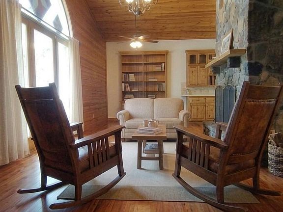 4th image of 2619 County Farm Rd