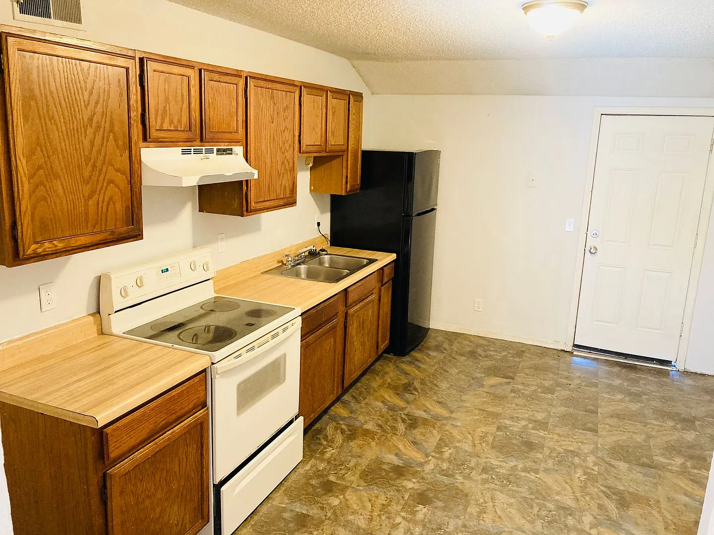 Affordable 2 Bedroom Apartment! — Photo 4