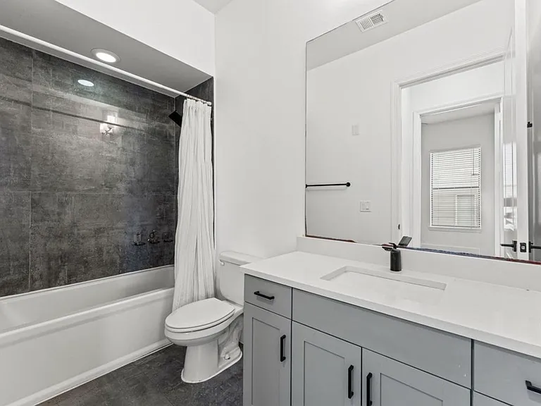 300 McGowen St — Photo 3