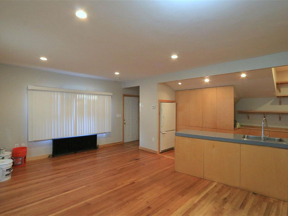 1st image of 132 Columbia St #3