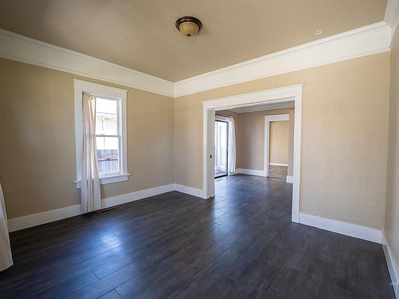 3rd image of 820 11th Ave S