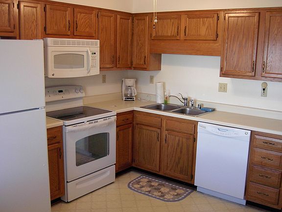 Eat-in Kitchen w/appliances