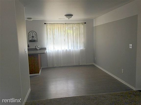 Eat-in kitchen area with island