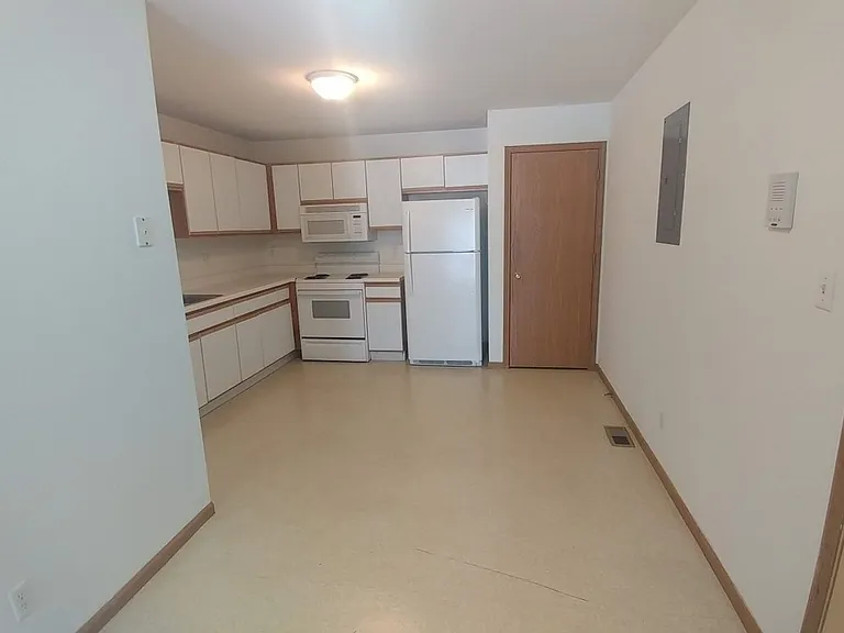 1107 Regent Dr — Photo 6