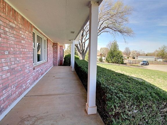 2nd image of 601 Cathlinda Ct