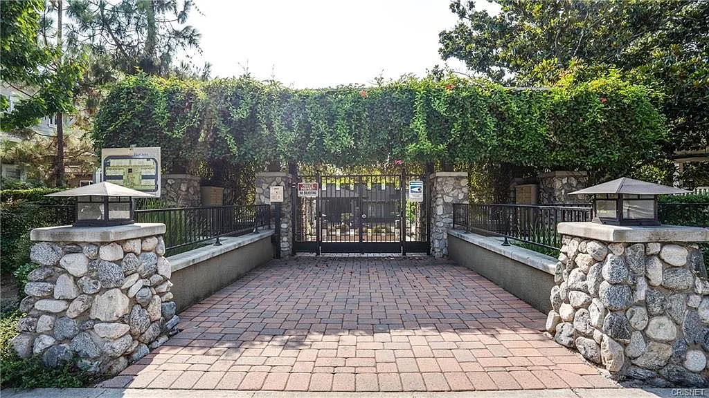 Building Photo - 1707 N Fair Oaks Ave #109