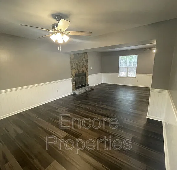 211 Indigo Dr — Photo 2