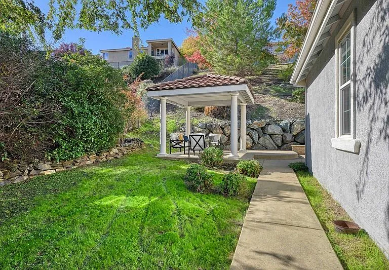 4056 Redondo Dr — Photo 5