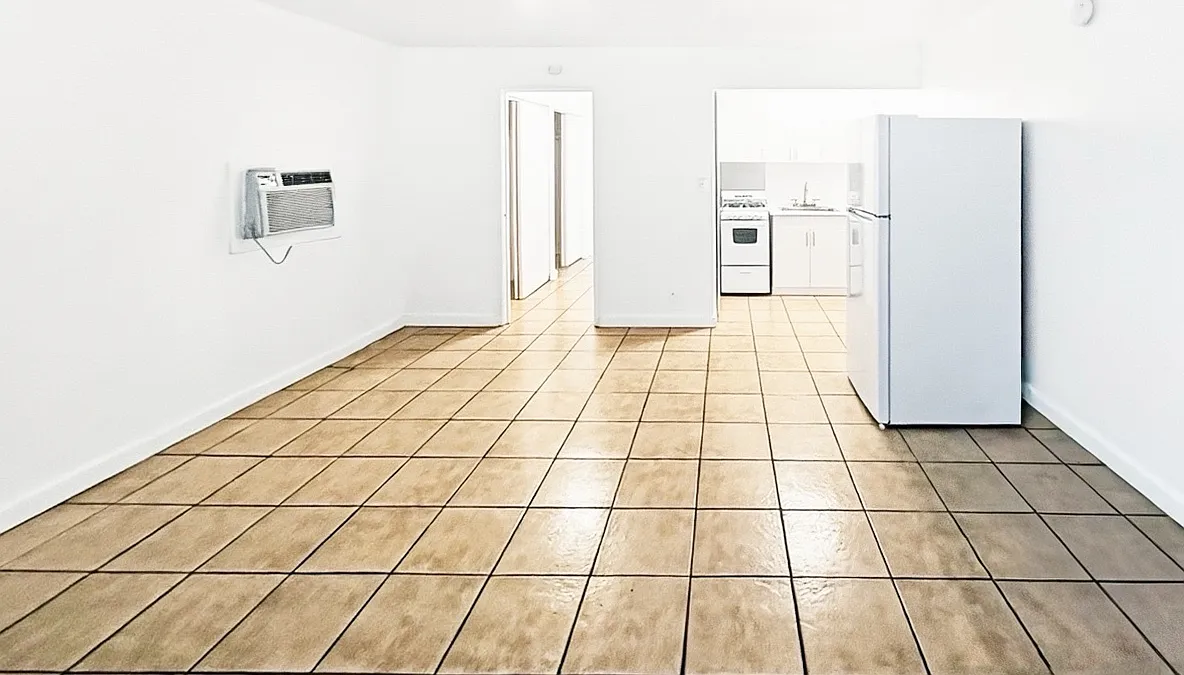 Studio, 400 sqft, $899 — Photo 1