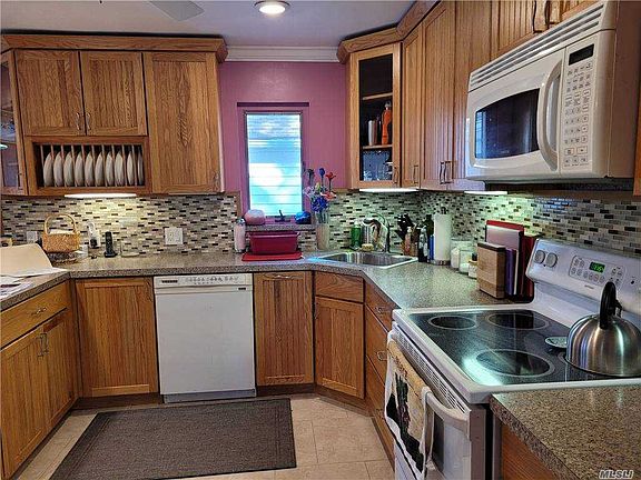 4th image of 177 Oak St