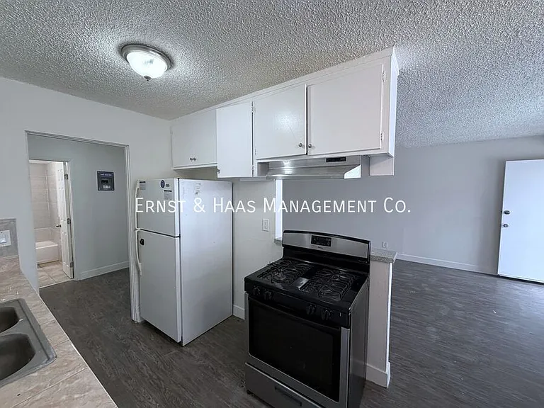 1401 W Walnut St #2 — Photo 5