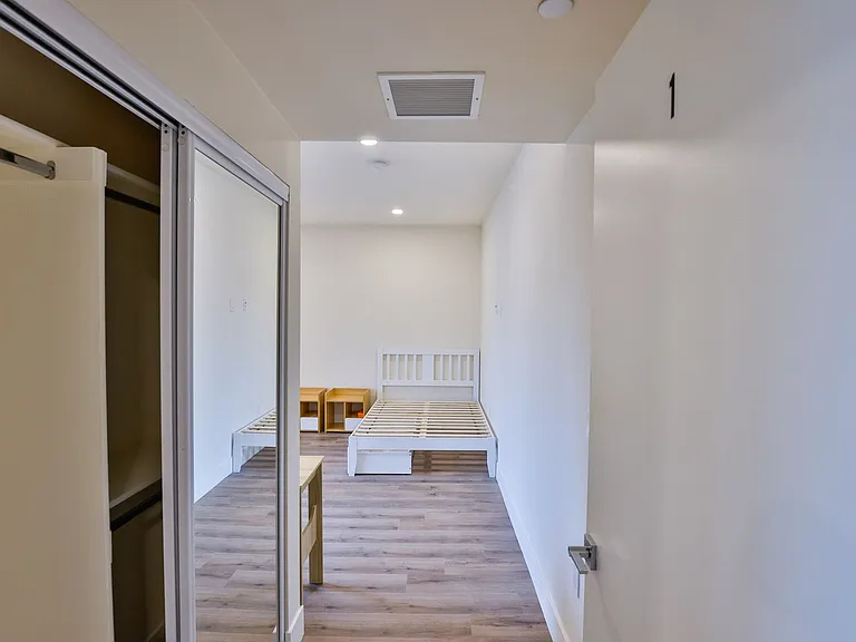 1164 W 37th Pl — Photo 24