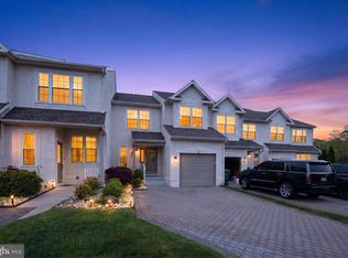 8 Heron Pointe Ct, Marlton, NJ 08053