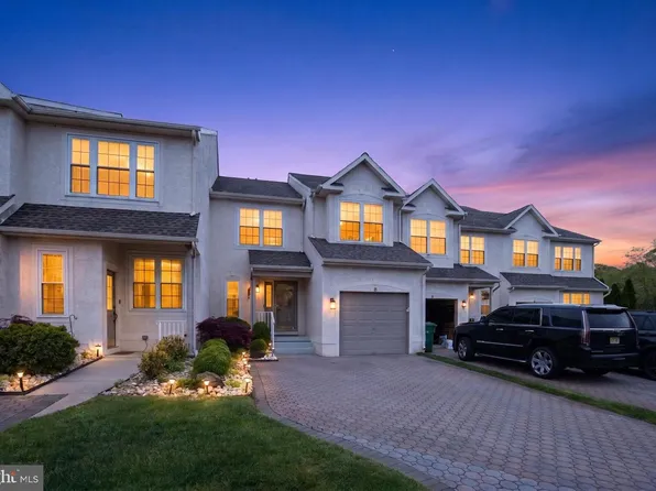 8 Heron Pointe Ct, Marlton, NJ 08053