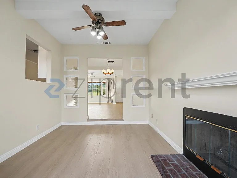 10916 Noble Ave — Photo 8