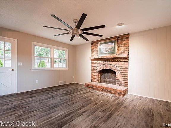 3rd image of 35880 W Chicago St