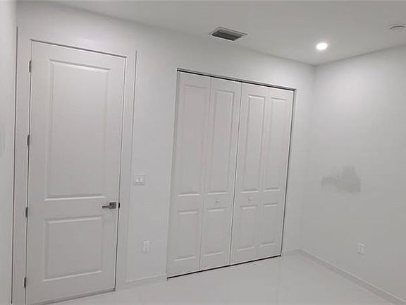 5th image of 1006 Chiquita BLVD N