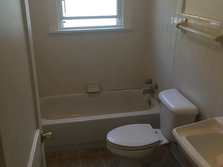 1010 Adele St — Photo 4