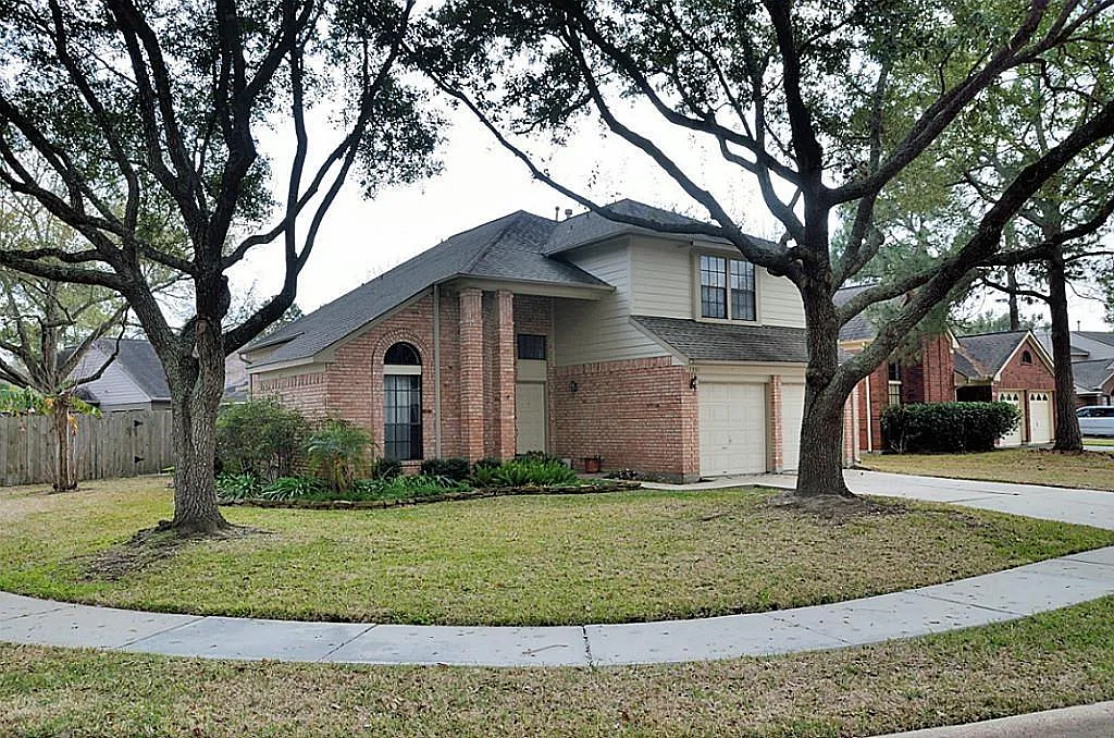 3 bed, 2.5 bath, 1985 sqft, $2,400 — Photo 1