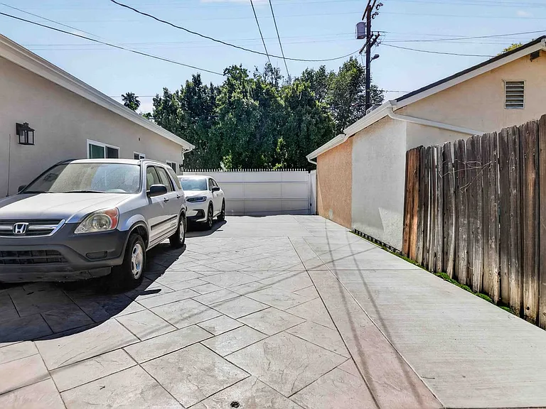 8007 Louise Ave — Photo 31