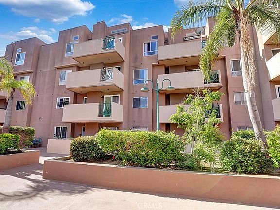 4th image of 450 E 4th St APT 337