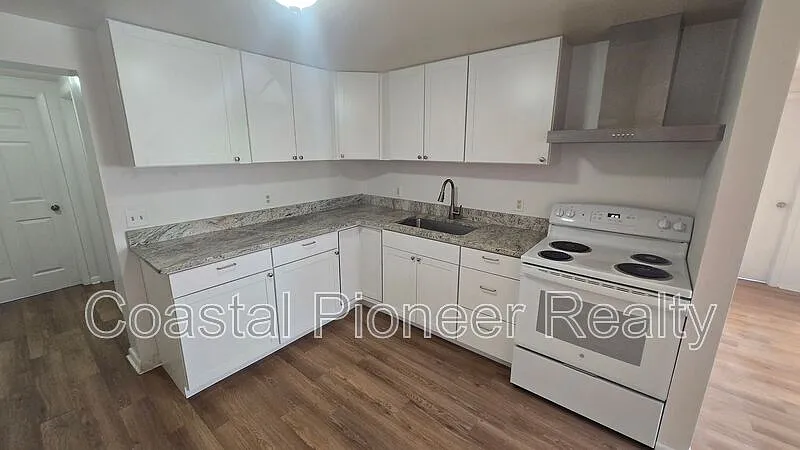 4 bed, 2.0 bath, 1329 sqft, $2,175 — Photo 4