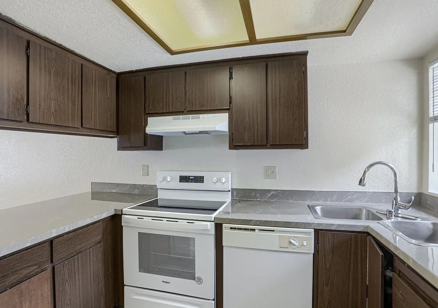 6931 Rainier Dr — Photo 2