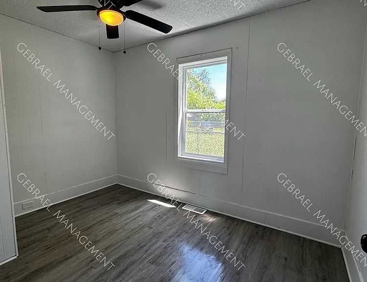 3133 Woodrow Ave — Photo 3