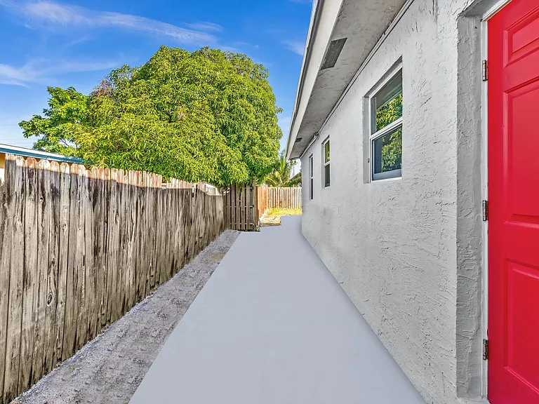 525 NW 10th Ave — Photo 8