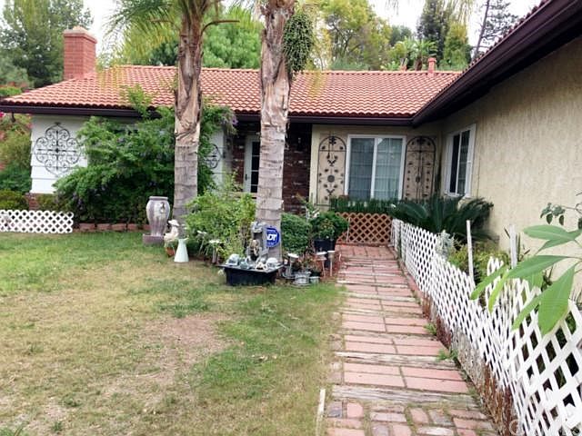 2nd image of 418 N Prospectors Rd