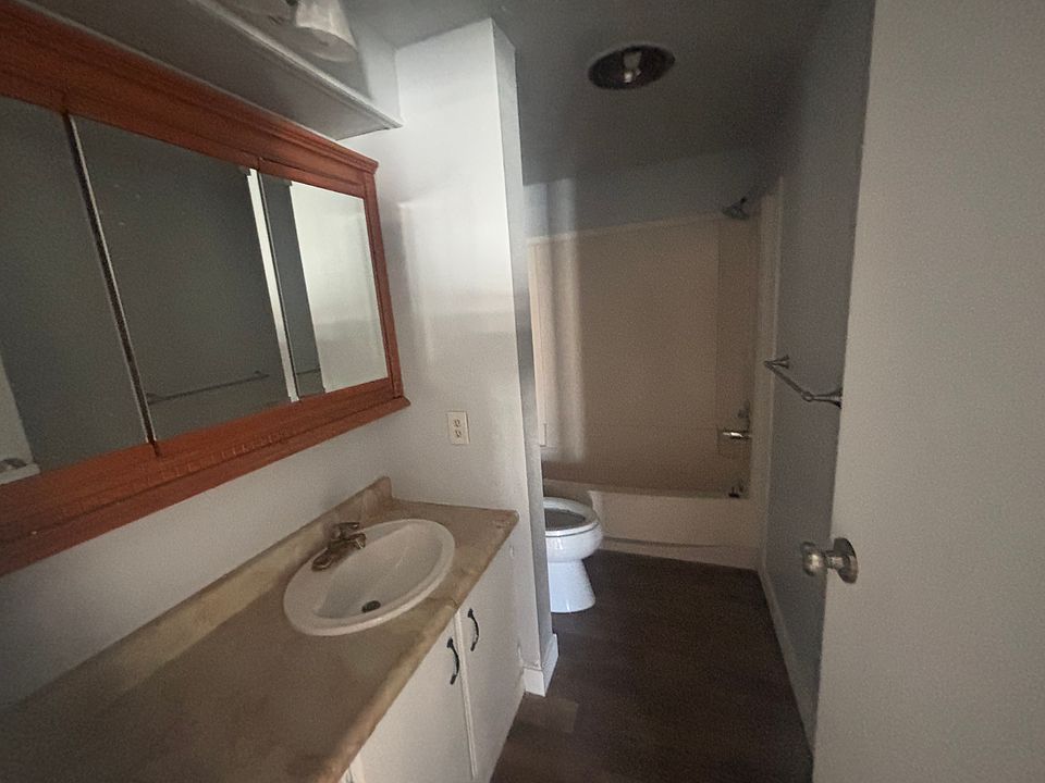 1st image of 418 1/2 Glendale Way