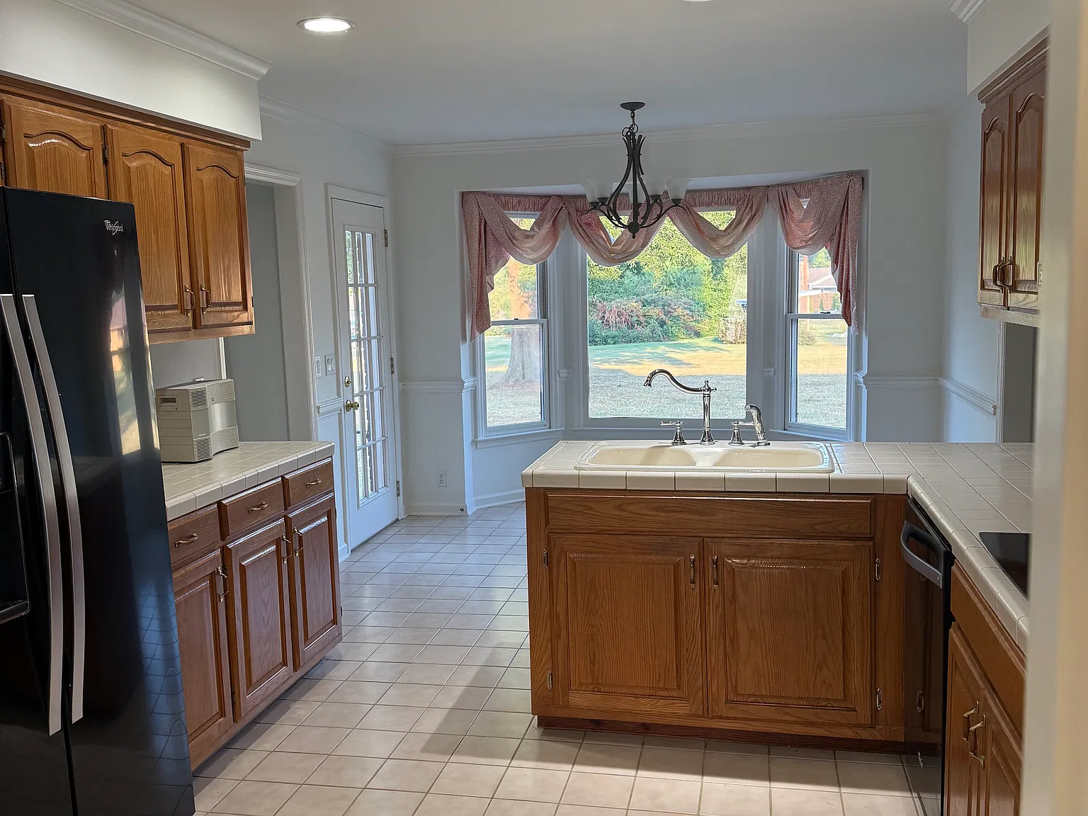 3 bed, 2.5 bath, 2400 sqft, $3,000 — Photo 3