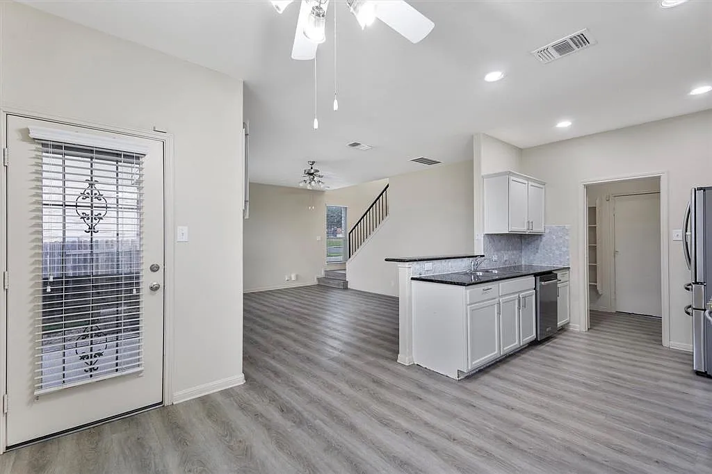 3 bed, 2.5 bath, 1590 sqft, $2,200 — Photo 4