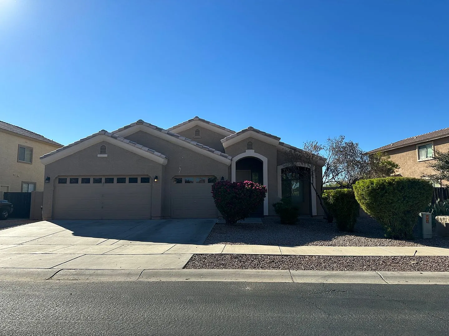 4 bedroom with 3 car garage in Surprise — Photo 1