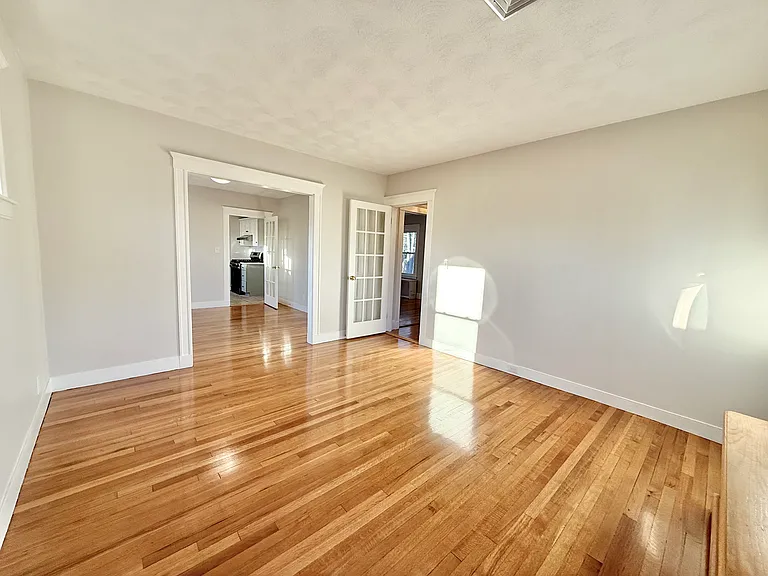 35 Lindale Ave #2 — Photo 4