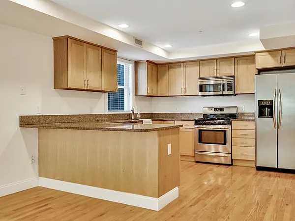 3 bed, 2.5 bath, 1727 sqft, $4,200 — Photo 2