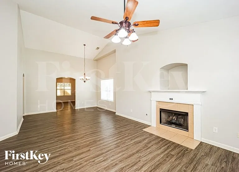 207 Fairgrove Ln — Photo 4