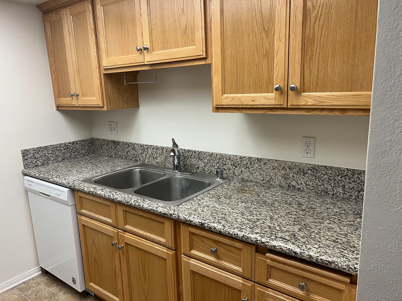 1 bed, 650 sqft, $2,100 — Photo 2