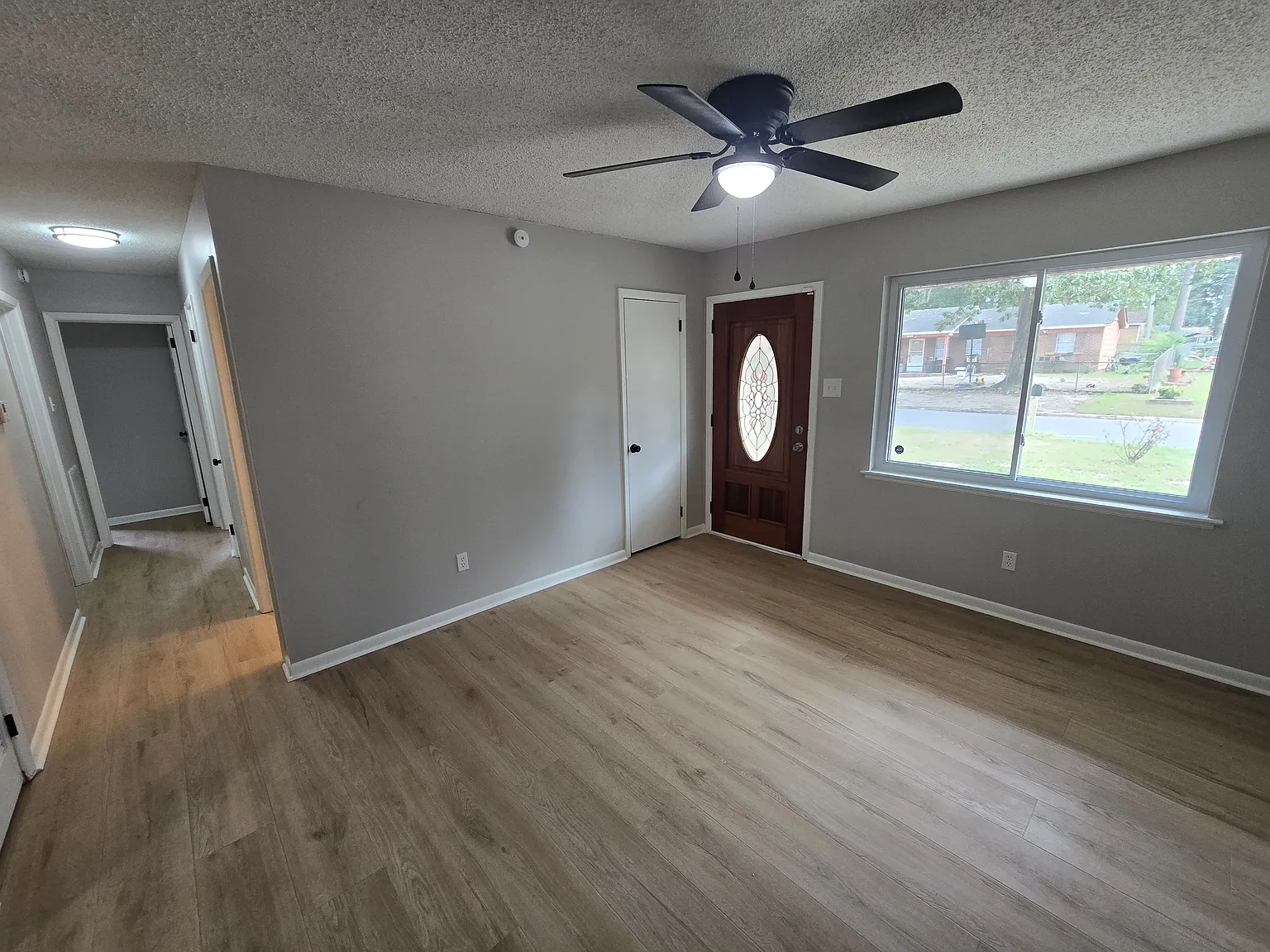 Comfortable 3-Bedroom Brick Home with Fireplace & Fenced Backyard — Photo 3