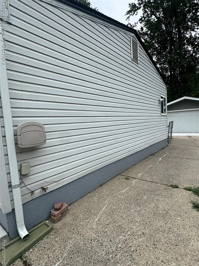 3 bed, 2.0 bath, 2050 sqft, $2,300 — Photo 4