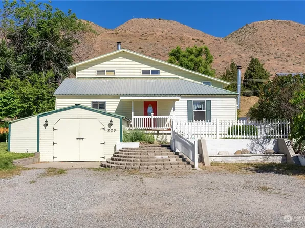 228 Beach Street, Pateros, WA 98846