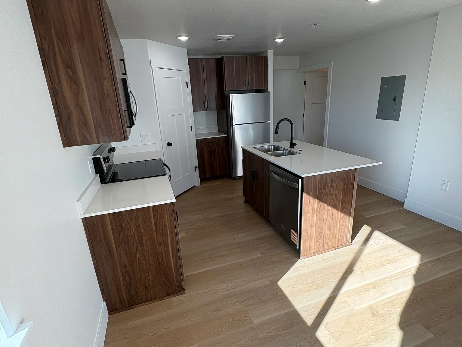 2 bed, 850 sqft, $1,200 — Photo 2