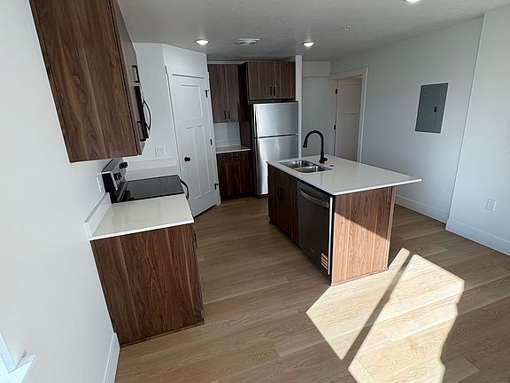 2nd image of 950 Valentine Ln