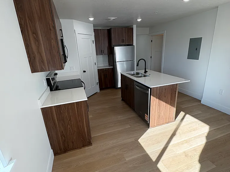 950 Valentine Ln — Photo 2
