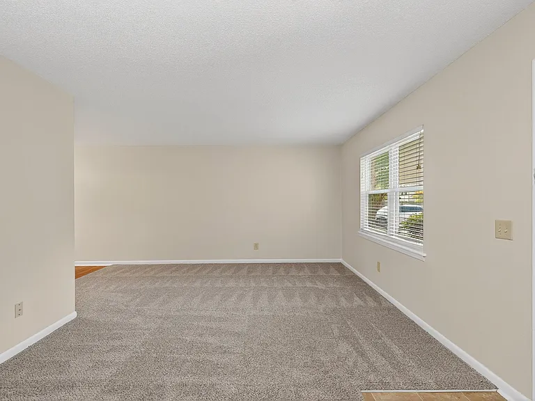 Woodlocke Apartments — Photo 42