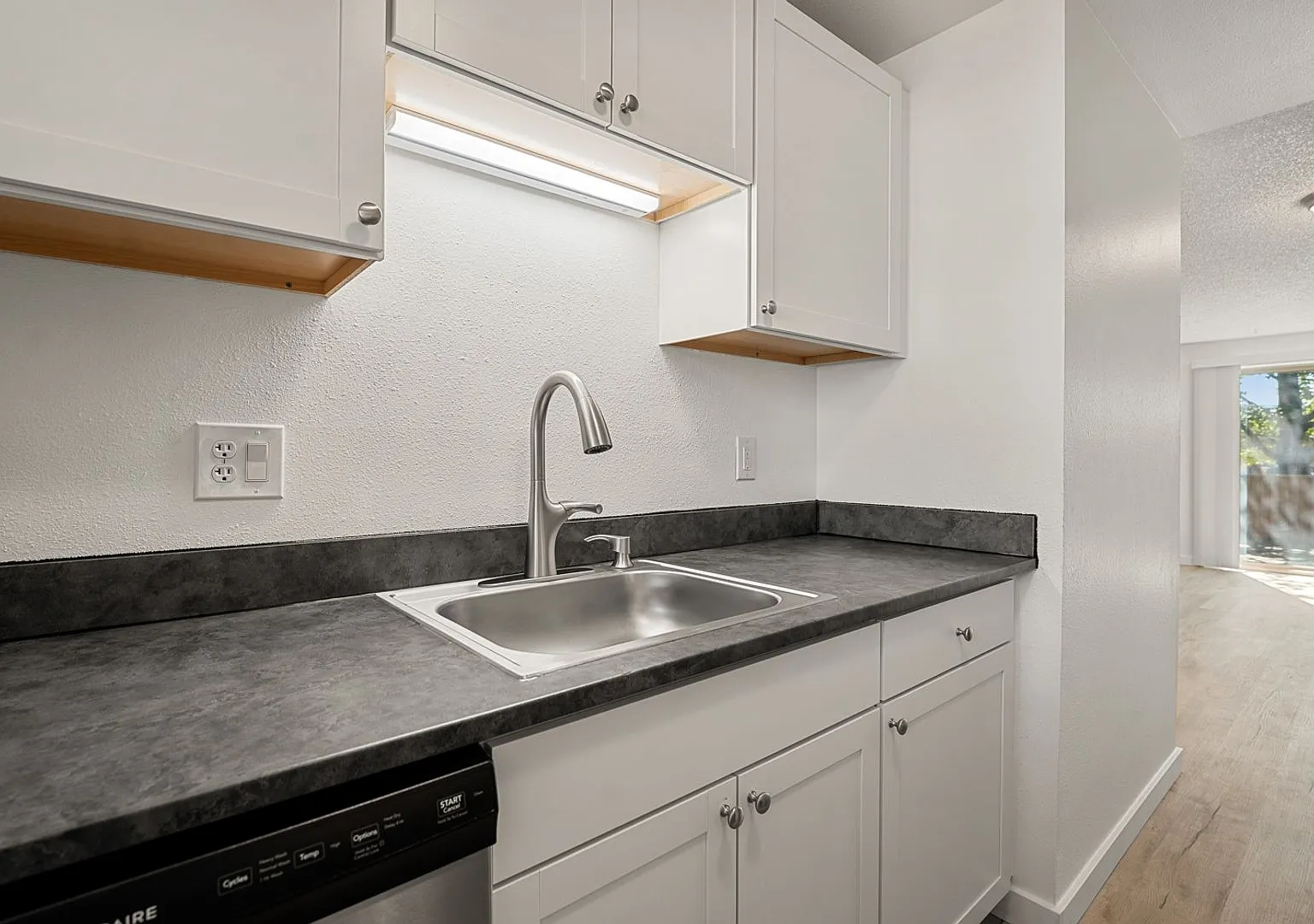 Updated 2-Bedroom Townhouse-Style Home in the Heart of Old Bend — Photo 2