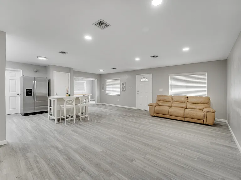 390 Needle Blvd — Photo 2